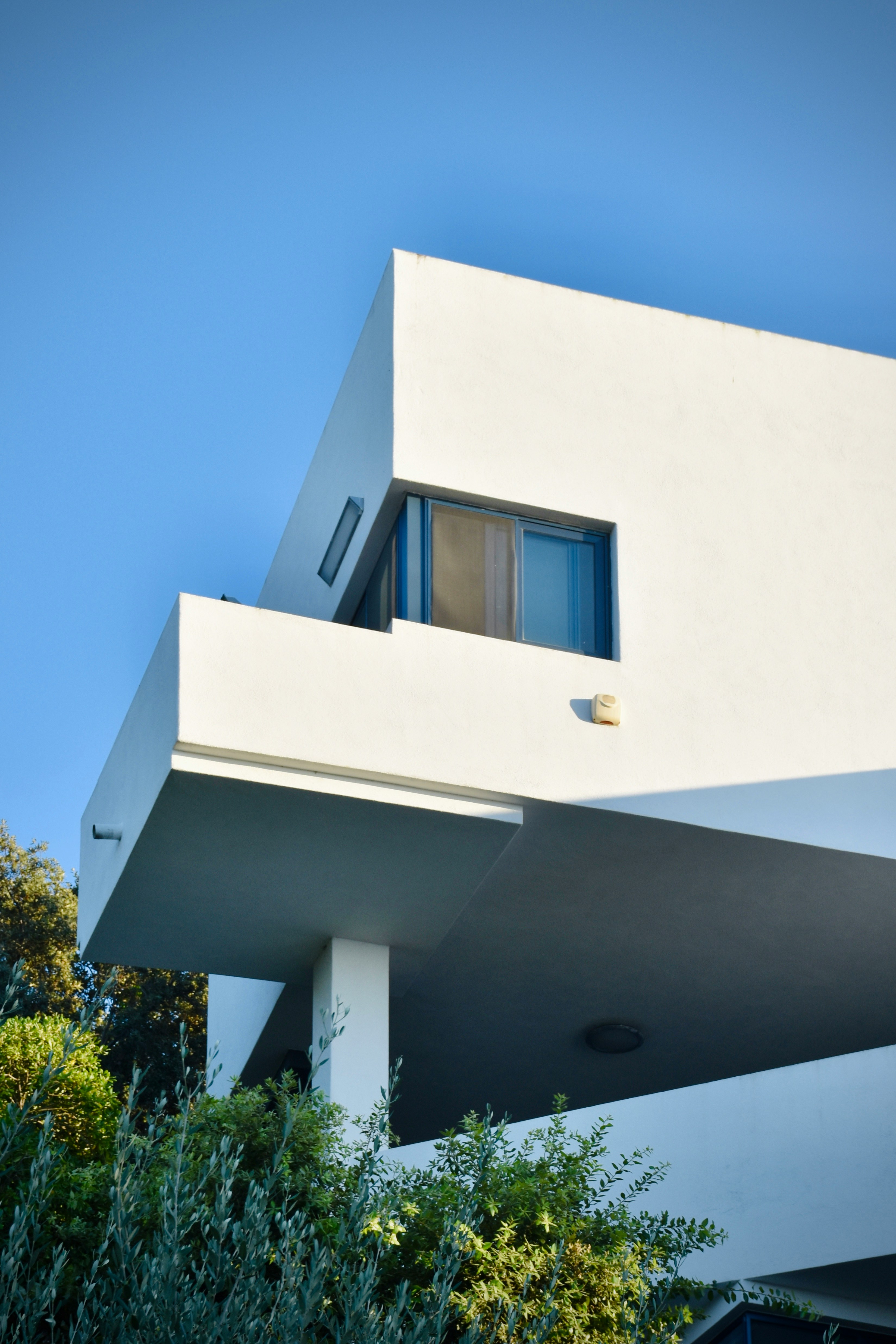 Casa residenziale con cielo azzurro gestita con la formula Semplificaffitto